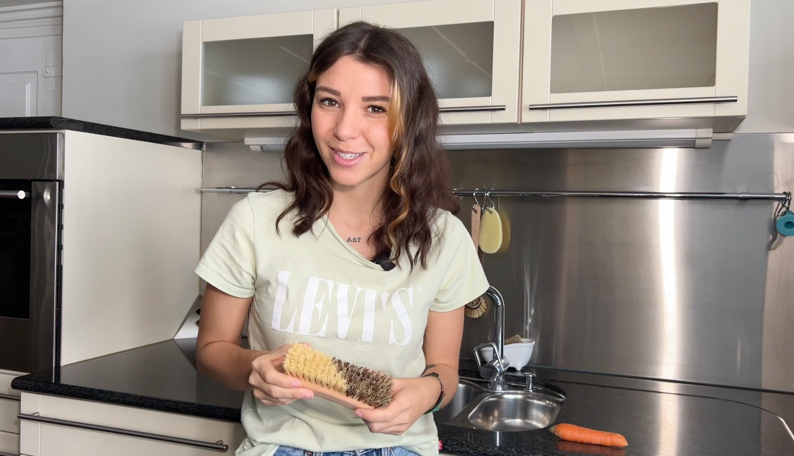 Gemüsebürste-Holz-Gemuese-Reinigen-Kiara-Video