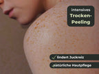 Nahaufnahme von Schulter mit Sommersprossen, Text zu intensivem Trockenpeeling, Hautpflege und Juckreizlinderung