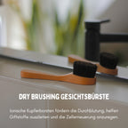 Trockenbürste mit Holzgriff vor Spiegel, Dry Brushing Gesichtsborste für Hautpflege