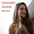 Junge Frau mit natürlichem Glow nutzt Gesichtsreinigungsbürste für frische Hautpflege