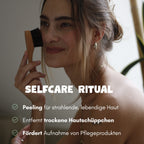 Frau nutzt Gesichtspeelingbürste zur Hautpflege für strahlende und lebendige Haut