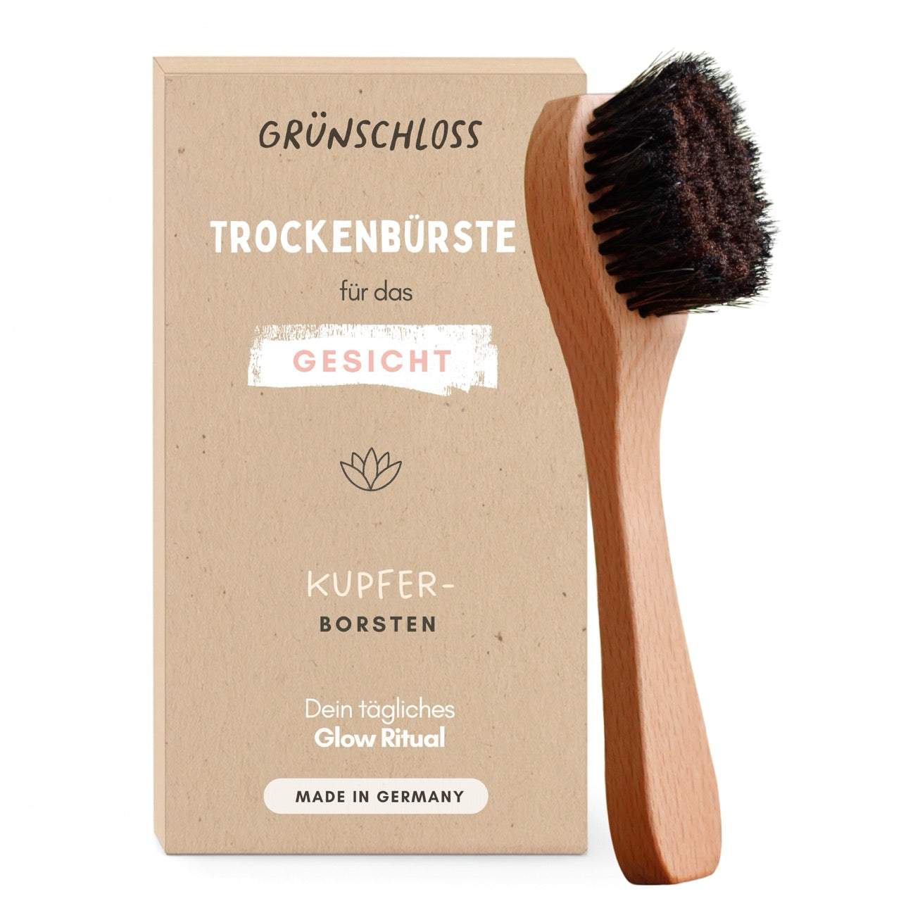 Trockenbürste für Gesicht mit Kupferborsten und Holzgriff neben nachhaltiger Verpackung