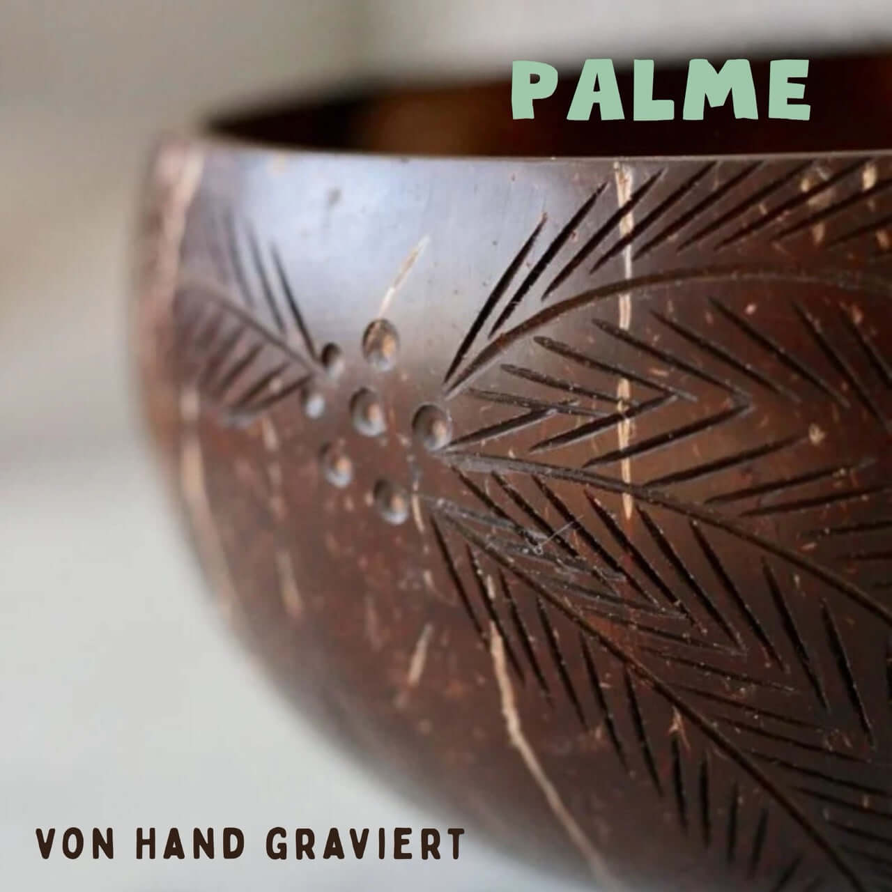Detailfoto der Palmen Gravur auf einer Kokosnuss Schale, fein von Hand eingraviert