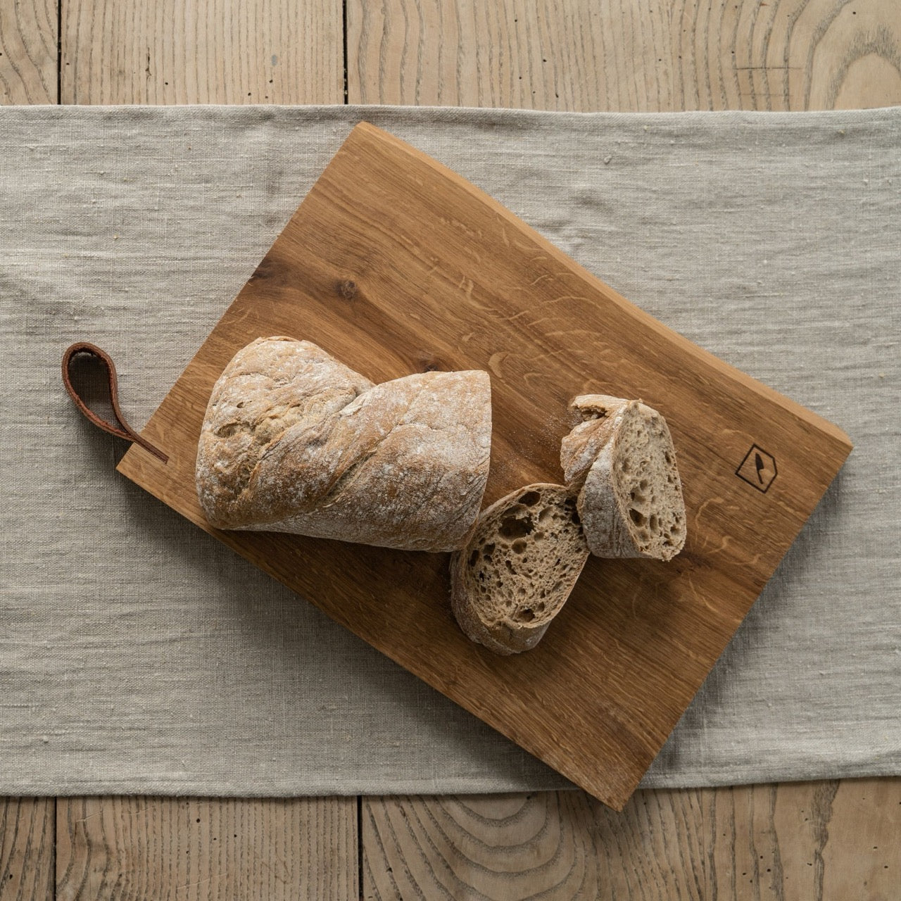Schneidebrett Holz Eiche Massivholz mit Baguette auf schönem Tisch
