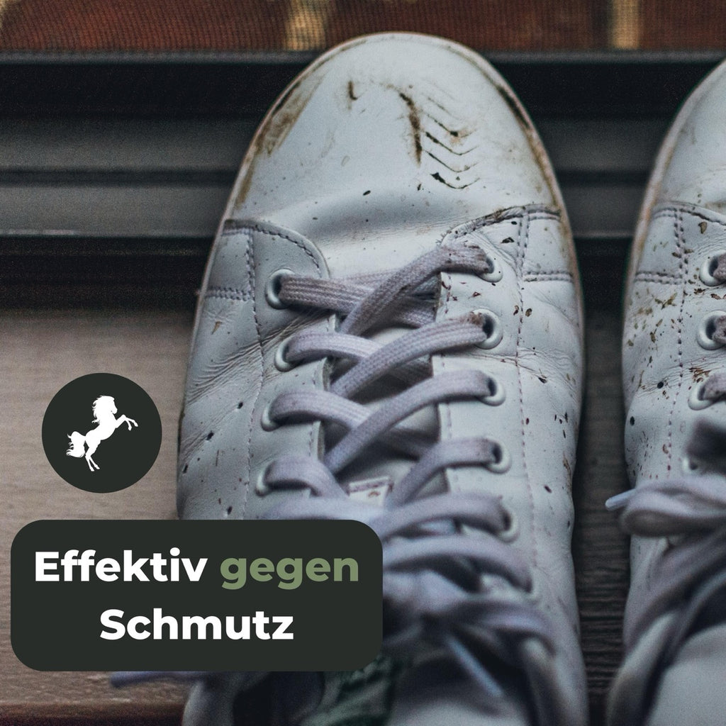 Schmutzige weiße Sneaker werden mit Rosshaar Bürste blitzschnell wieder sauber