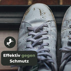 Schmutzige weiße Sneaker werden mit Rosshaar Bürste blitzschnell wieder sauber