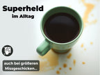 Grüne Kaffeetasse mit verschüttetem Kaffee auf weißer Oberfläche, Alltag Missgeschick reinigen